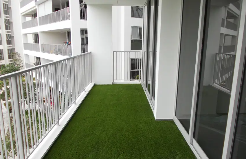 Balcony artificial grass installation
